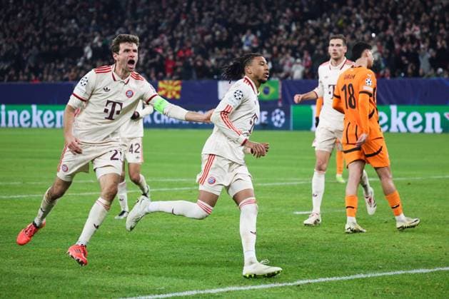 Tor fuer den FC Bayern zum 3:1: Michael Olise (Muenchen 17), Jubel mit Thomas Mueller (Muenchen 25), GER, Shakhtar Donezk - FC Bayern Muenchen, Fussball, Champions-League, 6. Spieltag, Saison 2024 2025, 10.12.2024 GER, Shakhtar Donezk - FC Bayern Muenchen, Fussball, Champions-League, 6. Spieltag, Saison 2024 2025, 10.12.2024 Gelsenkirchen Copyright: xEibner-Pressefoto JoergxNiebergax EP_JNL