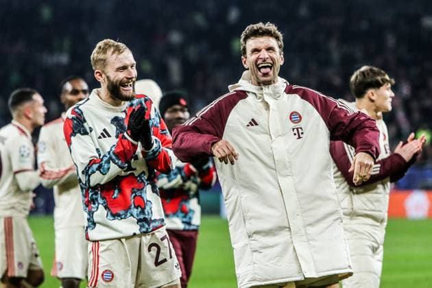 Fussball, UEFA Champions League Saison 2024 2025 Ligaphase 6.Spieltag FC Shakhtar Donetsk - FC Bayern München 10.12.2024, Arena AufSchalke Konrad Laimer (FC Bayern München, 27) Thomas Müller (FC Bayern München, 25) freuen sich nach dem Spiel über den Sieg Gelsenkirchen Arena AufSchalke Nordrhein-Westfahlen Deutschland