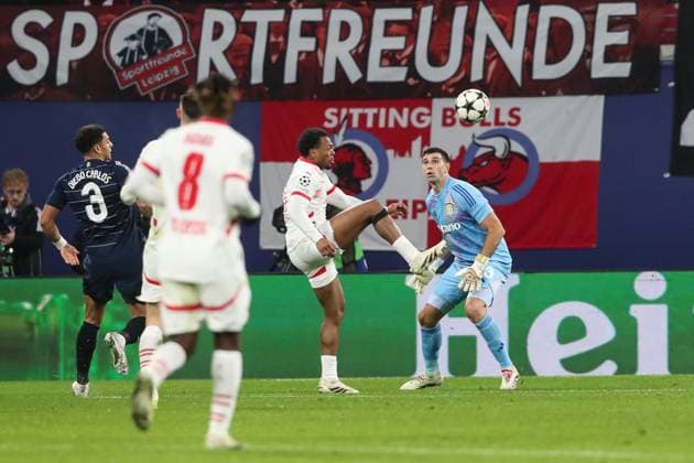 Torschütze Lois Openda (RB Leipzig,11) trifft zum 1-1 gegen Goalkeeper Emiliano Martinez (Aston Villa,23) - Champions League Ligaphase Saison 2024-2025 RB Leipzig vs. Aston Villa in der Red Bull Arena in Leipzig - Aktion,Fussball,Deutschland,Mann,Männer,10.12.2024