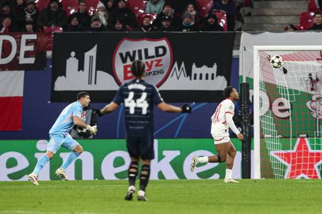 Torschütze Lois Openda (RB Leipzig,11) trifft zum 1-1 gegen Goalkeeper Emiliano Martinez (Aston Villa,23) - Champions League Ligaphase Saison 2024-2025 RB Leipzig vs. Aston Villa in der Red Bull Arena in Leipzig - Aktion,Fussball,Deutschland,Mann,Männer,10.12.2024