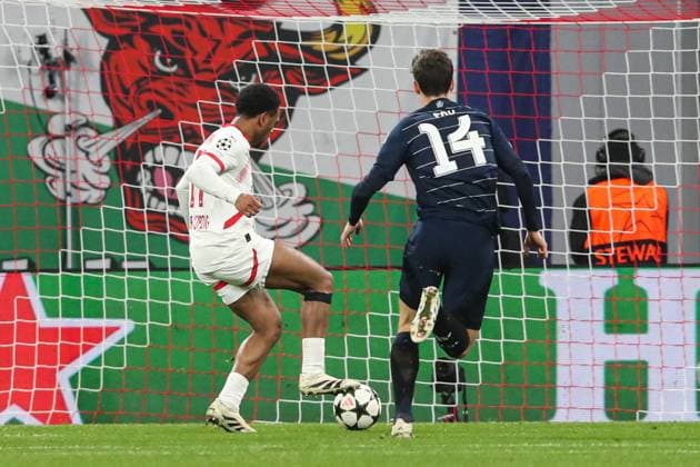 Torschütze Lois Openda (RB Leipzig,11) trifft zum 1-1 - Champions League Ligaphase Saison 2024-2025 RB Leipzig vs. Aston Villa in der Red Bull Arena in Leipzig - Aktion,Fussball,Deutschland,Mann,Männer,10.12.2024