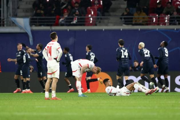 10.12.2024, xtgx, Fussball UEFA Champions League, RB Leipzig - Aston Villa emspor, v.l. Torjubel nach dem Tor zum celebrating the goal celebrate 2:3 durch Ross Barkley (Aston Villa FC) Leipziger Spieler Enttäuscht, traurig, frustiriert (DFL DFB REGULATIONS PROHIBIT ANY USE OF PHOTOGRAPHS as IMAGE SEQUENCES and or QUASI-VIDEO) Leipzig