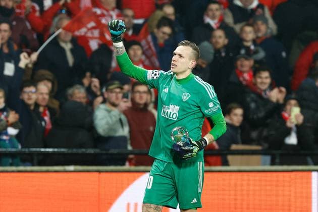GUINGAMP, 10-12-2024. Stade de Roudourou. UEFA Champions League season 2024 25, match between PSV and Stade Brest 29, Stade Brest goalkeeper Marco Bizot man of the match Brest - PSV  x26978914x Copyright: