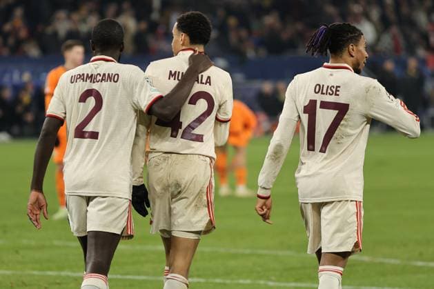 Die Spieler vom FC Bayern Müchen freuen sich über das Tor zum 1:4 durch Jamal Musiala (FC Bayern München) beim Spiel der Champions League (Saison 2024 25) Shakhtar Donetsk - FC Bayern München Copyright: Thomas Pakusch