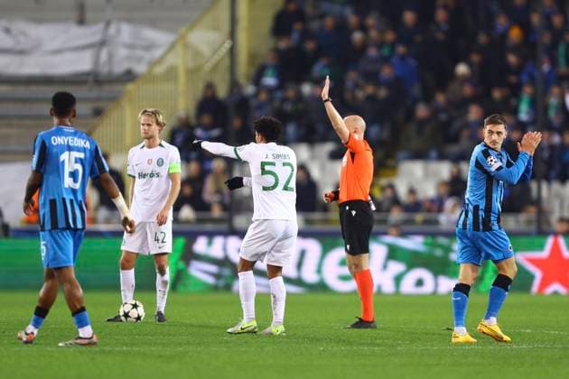 Club Brugge v Sporting CP - UEFA Champions League BRUGGE, BELGIUM - DECEMBER 10 : Simoes Joao midfielder of Sporting CP, referee Taylor Anthony (ENG) and Nielsen Casper midfielder of Club Brugge during the UEFA Champions League 2024 25 League Phase MD6 match between Club Brugge and Sporting CP on December 10, 2024 in Brugge, Belgium, 10 12 2024 Brugge Belgium  Copyright: xTomasxSiskx