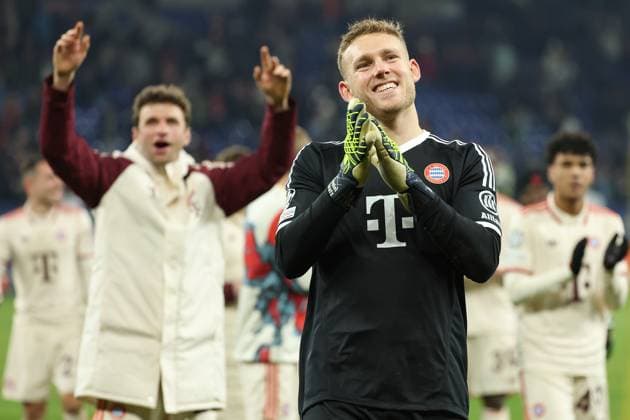 Sport Bilder des Tages UEFA Champions League - Schachtar Donezk - FC Bayern München am 10.12.2024 in der Arena auf Schalke in Gelsenkirchen Torwart Daniel Peretz (Muenchen 18) ist zufrieden, klatscht, klatschen, applaus, applaudiert