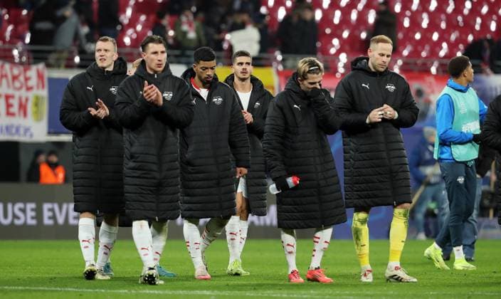 Willi Orban, Kevin Kampl, Torwart Peter Gulacsi, Leipziger enttäuscht nach Spielende bei der Ehrenrunde Enttäuschung Fußball Fussball UEFA Champions League UCL Herren 6. Spieltag Saison 2024 2025 10.12.2024 Rasen Ballsport RB Leipzig RBL vs Aston Villa DFL regulations prohibit any use of photographs as image sequences and or quasi-video.