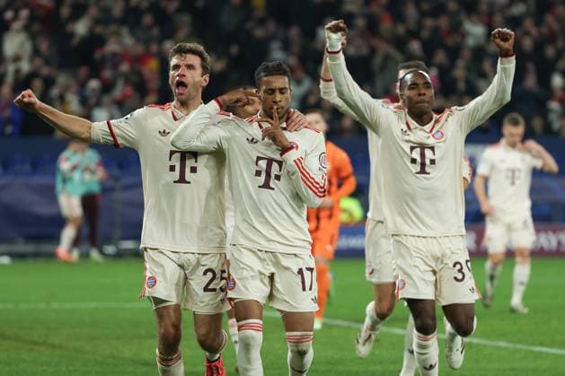 UEFA Champions League - Schachtar Donezk - FC Bayern München am 10.12.2024 in der Arena auf Schalke in Gelsenkirchen Jubel, Torjubel, Torschuetze, Torschütze Michael Olise (Muenchen 17) jubelt nach seinem Tor zum 1 zu 3 mit der Mannschaft , hier mit Thomas Müller Mueller Muller (Muenchen 25)