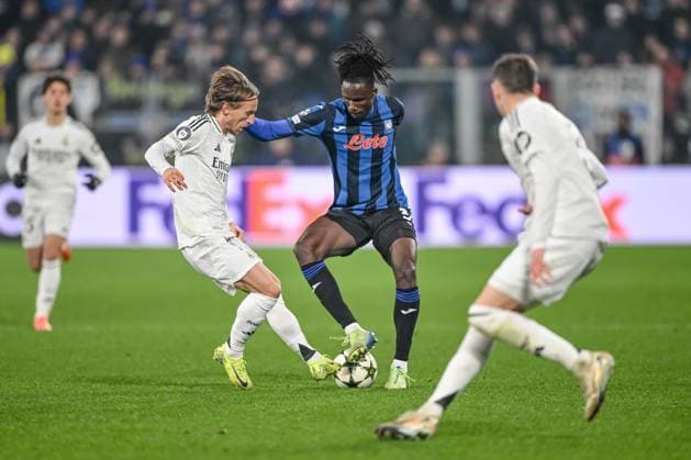Luka Modric (Real Madrid CF), Odilo Kossounou (Atalanta BC) und Federico Valverde (Real Madrid CF) battle for the ball during the UEFA Champions League 2024 25 League Phase MD6 match between Atalanta BC and Real Madrid C.F. at Gewiss Stadium on December 10, 2024 in Bergamo, Italy. Defodi-541_BERREA20241210_083