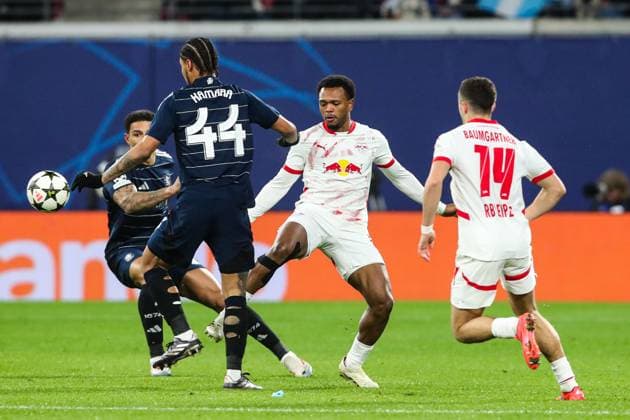 Lois Openda (RB Leipzig,11) gegen Boubacar Kamara (Aston Villa,44) - Champions League Ligaphase Saison 2024-2025 RB Leipzig vs. Aston Villa in der Red Bull Arena in Leipzig - Aktion,Fussball,Deutschland,Mann,Männer,10.12.2024
