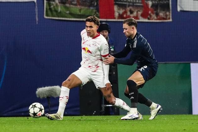 Antonio Nusa (RB Leipzig,7) gegen Matty Cash (Aston Villa,2) - Champions League Ligaphase Saison 2024-2025 RB Leipzig vs. Aston Villa in der Red Bull Arena in Leipzig - Aktion,Fussball,Deutschland,Mann,Männer,10.12.2024