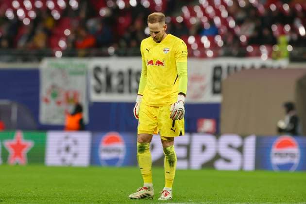 Torhueter Peter Gulacsi (RB Leipzig) schaut enttaeuscht, UEFA Champions League 2024 25 League Phase MD6, RB Leipzig v Aston Villa FC, Red Bull Arena am 10. December 2024 in Leipzig, Deutschland. (Foto von Marco Steinbrenner DeFodi Images) Torhueter Peter Gulacsi (RB Leipzig) looks dejected, UEFA Champions League 2024 25 League Phase MD6, RB Leipzig v Aston Villa FC, Red Bull Arena (Leipzig), December 10, 2024 in Leipzig, Germany. (Photo by Marco Steinbrenner DeFodi Images) Defodi-700_leipzig_aston_20241210_077