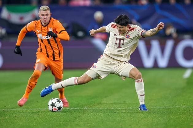 10.12.2024, Fußball, UEFA Champions League, Schachtar Donezk - FC Bayern München, Arena AufSchalke Gelsenkirchen, 8. Spieltag Saison 2024 2025: Oleksandr Zubkov (Schachtar Donezk 11) im Zweikampf gegen Min-jae Kim (Bayern 3) DFB regulations prohibit any use of photographs as image sequences and or quasi-video. Nordrhein-Westfalen Deutschland