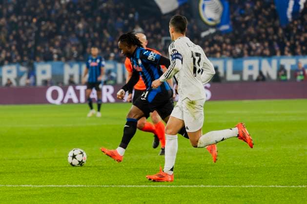 Atalanta BC v Real Madrid C.F. - UEFA Champions League 2024 25 League Phase MD6 Ademola Lookman plays during the UEFA Champions League 2024 25 match between Atalanta BC and Real Madrid in Bergamo, Italy, on December 10, 2024, at Gewiss Stadium. Bergamo Italy  Copyright: xMairoxCinquettix originalFilename:cinquetti-atalanta241210_npfJa.jpg