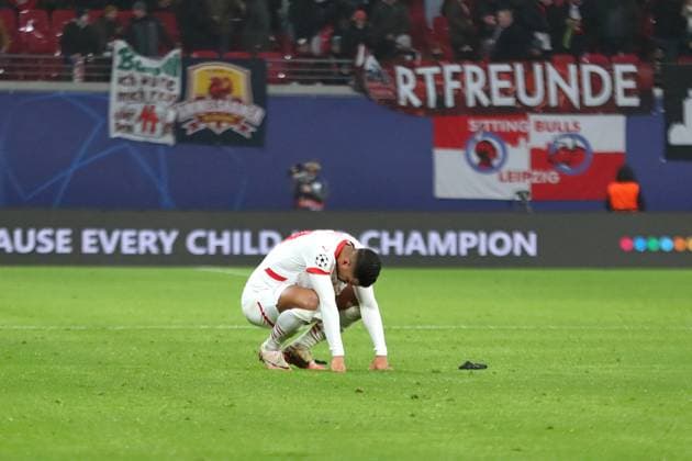 UEFA Champions League: RB Leipzig vs. Aston Villa FC, 10.12.24 Benjamin Henrichs (39, RB Leipzig) hockt enttäuscht auf dem Rasen, Niederlage. Fussball, UEFA Champions League, Saison 2024 2025: RB Leipzig vs. Aston Villa FC am 10.12.24 in der Red Bull Arena, Leipzig. Copyright: xBEAUTIFULxSPORTS JanxKaeferx