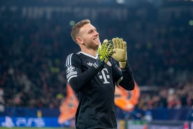 10.12.2024, Fussball: UEFA Champions League, Saison 2024 2025, Spieltag 06, Shakhtar Donetsk - FC Bayern Muenchen in der Veltins-Arena in Gelsenkirchen. Daniel Peretz (FC Bayern Muenchen, 18) bedankt sich bei den Fans fuer die Unterstuetzung. Foto: Kirchner-Media TH Copyright: xKirchner-Media THx
