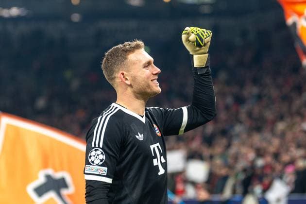 10.12.2024, Fussball: UEFA Champions League, Saison 2024 2025, Spieltag 06, Shakhtar Donetsk - FC Bayern Muenchen in der Veltins-Arena in Gelsenkirchen. Daniel Peretz (FC Bayern Muenchen, 18) bedanlkt sich bei den Fans. Foto: Kirchner-Media TH Copyright: xKirchner-Media THx