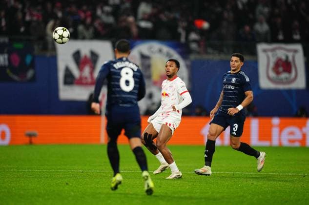 December 10 2024: Lois Openda of RB Leipzig controls the ball during a Champions League Group Phase day 6 game, RB Leipzig vs Aston Villa, at Red Bull Arena, Leipzig, Germany. CSM Leipzig Germany - ZUMAc04_ 20241210_zma_c04_057 Copyright: xUlrikxPedersenx