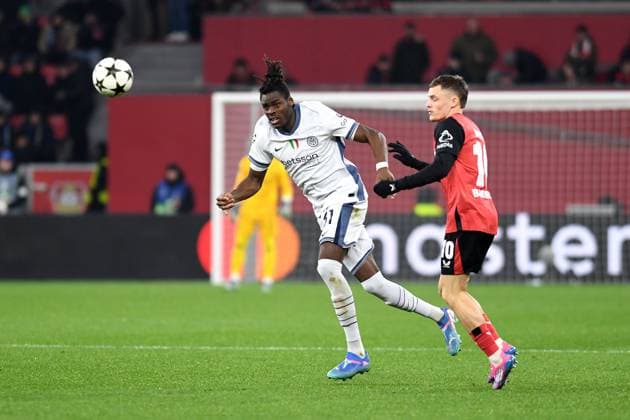 Yann Bisseck (Inter Mailand) und Florian Wirtz (Bayer 04 Leverkusen) im Zweikampf waehrend des Spiels der UEFA Champions League 2024 25 Ligen-Phase 6. Spieltag zwischen Bayer 04 Leverkusen und Inter Mailand, BayArena am 10. December 2024 in Leverkusen, Deutschland. (Foto von Ralf Treese DeFodi Images) +++ Yann Bisseck (Inter Mailand) und Florian Wirtz (Bayer 04 Leverkusen) im Zweikampf during the UEFA Champions League 2024 25 League Phase MD6 match between Bayer 04 Leverkusen and FC Internazionale Milano at BayArena on December 10, 2024 in Leverkusen, Germany. Defodi-521_LEVINT20241210_043