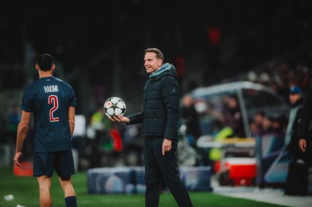 UEFA Champions League : FC Salzburg - Paris Saint Germain SALZBURG, DECEMBER 10: Headcoach Pepijn Lijnders of FC Salzburg and Achraf Hakimi of Paris Saint Germain are pictured during the UEFA Champions League league phase match FC Salzburg vs. Paris Saint Germain on December 10, 2024 in Salzburg, Austria. Copyright: xAndreasxSchaadx-xFCxRedxBullxSalzburgx _AS24086LR