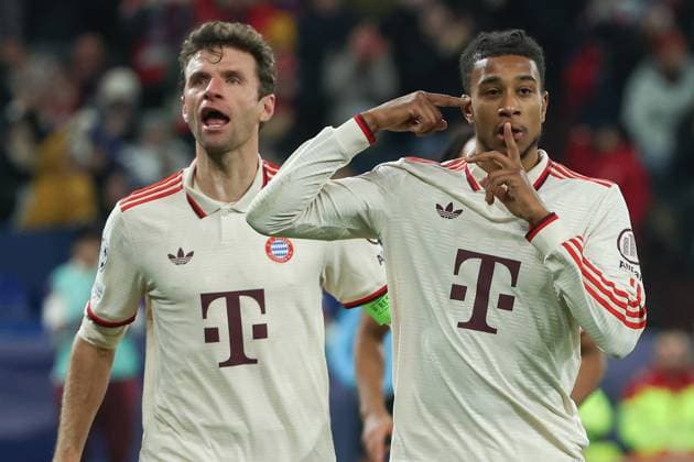 UEFA Champions League - Schachtar Donezk - FC Bayern München am 10.12.2024 in der Arena auf Schalke in Gelsenkirchen Jubel, Torjubel, Torschuetze, Torschütze Michael Olise (Muenchen 17) jubelt nach seinem Tor zum 1 zu 3 mit der Mannschaft , hier mit Thomas Müller Mueller Muller (Muenchen 25)
