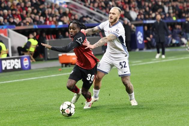 GER, UEFA CL, Bayer 04 Leverkusen (GER) vs. Inter Mailand (ITA), 10.12.2024, BayArena, Leverkusen, GER, UEFA CL, Bayer 04 Leverkusen (GER) vs. Inter Mailand (ITA), , im Bild: Federico Dimarco (Inter Mailand 32), im Zweikampf gegen Jeremie Frimpong (Leverkusen 30),
