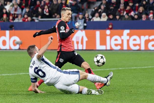 GER, UEFA CL, Bayer 04 Leverkusen (GER) vs. Inter Mailand (ITA), 10.12.2024, BayArena, Leverkusen, GER, UEFA CL, Bayer 04 Leverkusen (GER) vs. Inter Mailand (ITA), , im Bild: Torchance fuer Alex Grimaldo (Leverkusen 20), Stefan de Vrij (Inter Mailand 6), kann es noch verhindern