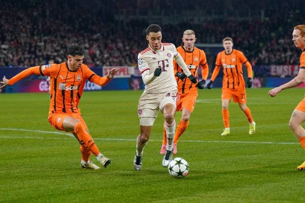 Fussball UEFA Champions League 2024 2025, 6. Spieltag - FC Shakhtar Schachtar Donezk vs. FC Bayern München - Arena AufSchalke (Gelsenkirchen): Jamal Musiala (FC Bayern München, 42) am Ball Copyright: xJOERANxSTEINSIEKx