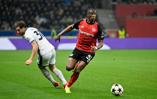 Sport Bilder des Tages BayArena Leverkusen, 10.12.2024, Fussball: UEFA Champions League Saison 2024 25 6. Spieltag, Bayer 04 Leverkusen (B04, rot) vs. Inter Mailand (INT, weiß) Nordi Mukiele (B04), Carlos Augusto (INT)