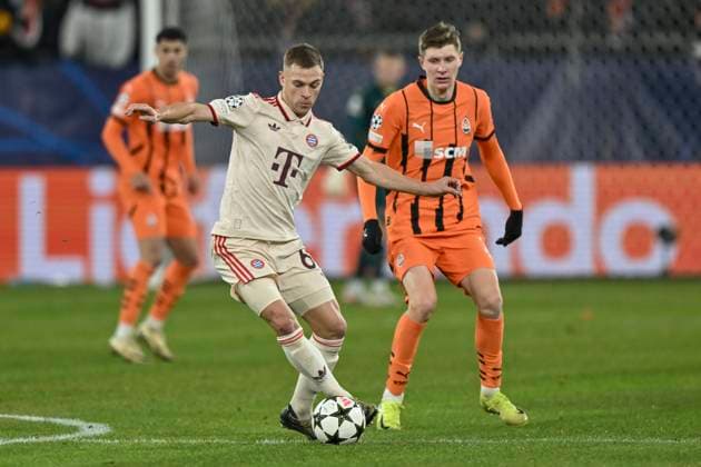 v. li. im Zweikampf Joshua Kimmich (Muenchen 6) Artem Bondarenko (Schachtar Donezk 21) 10.12.2024 Fussball Champions League, Schachtar Donezk vs FC Bayern Muenchen, Veltins-Arena, Gelsenkirchen, NRW Germany