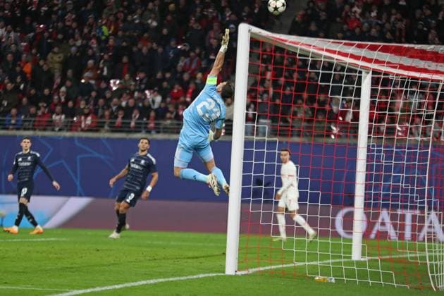 UEFA Champions League: RB Leipzig vs. Aston Villa FC, 10.12.24 Torwart Emiliano Martinez (23, Aston Villa) im Glück, der Ball geht knapp über das Tor, Chance, Parade. Fussball, UEFA Champions League, Saison 2024 2025: RB Leipzig vs. Aston Villa FC am 10.12.24 in der Red Bull Arena, Leipzig. Copyright: xBEAUTIFULxSPORTS JanxKaeferx