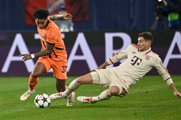 v. li. im Zweikampf Kevin (Schachtar Donezk 37) Leon Goretzka (Muenchen 8) 10.12.2024 Fussball Champions League, Schachtar Donezk vs FC Bayern Muenchen, Veltins-Arena, Gelsenkirchen, NRW Germany