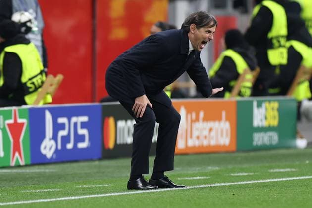 GER, UEFA CL, Bayer 04 Leverkusen (GER) vs. Inter Mailand (ITA), 10.12.2024, BayArena, Leverkusen, GER, UEFA CL, Bayer 04 Leverkusen (GER) vs. Inter Mailand (ITA), , im Bild: Simone Inzaghi Trainer Headcoach (Inter Mailand), regt sich heftig auf, Gestik, Mimik, Emotionen, unzufrieden enttaeuscht niedergeschlagen,