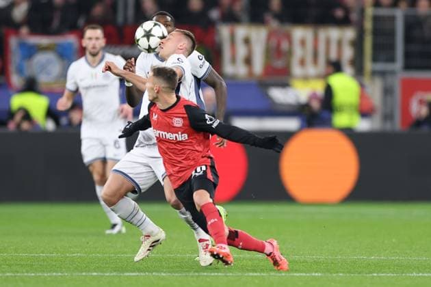 GER, UEFA CL, Bayer 04 Leverkusen (GER) vs. Inter Mailand (ITA), 10.12.2024, BayArena, Leverkusen, GER, UEFA CL, Bayer 04 Leverkusen (GER) vs. Inter Mailand (ITA), , im Bild: Alex Grimaldo (Leverkusen 20), Davide Frattesi (Inter Mailand 16), Marcus Thuram (Inter Mailand 9),