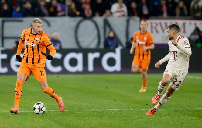 Bild: v.l. Oleksandr Zubkov (Shakhtar Donetsk, 11) und Raphael Guerreiro (FC Bayern Muenchen, 22), 10.12.2024, Fussball, Champions League, Schachtar Donezk - Bayern Muenchen, GER, Gelsenkirchen, Arena AufSchalke. Copyright: HMBxMedia xHeikoxBecker