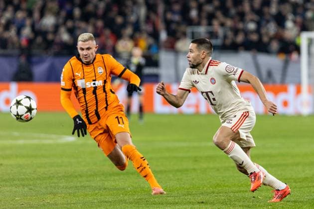 UEFA Champions League: FC Shakhtar Donetsk - FC Bayern München; 10.12.2024 Raphael Guerriro (FC Bayern München, 22), Olaksandr Zubkov (FC Shakhtar Donetsk, 11) UEFA Champions League: FC Shakhtar Donetsk - FC Bayern München; Arena AufSchalke, Gelsenkirchen; 10.12.2024 Copyright: xBEAUTIFULxSPORTS Buriakovx