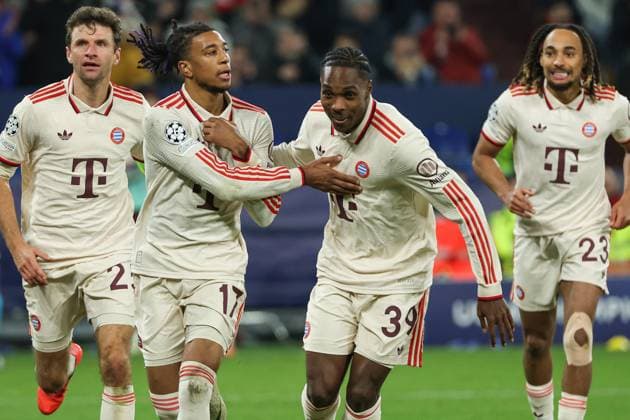UEFA Champions League - Schachtar Donezk - FC Bayern München am 10.12.2024 in der Arena auf Schalke in Gelsenkirchen Jubel, Torjubel, Torschuetze, Torschütze Michael Olise (Muenchen 17) jubelt nach seinem Tor zum 1 zu 5 mit der Mannschaft , hier mit Mathys Tel (Muenchen 39)