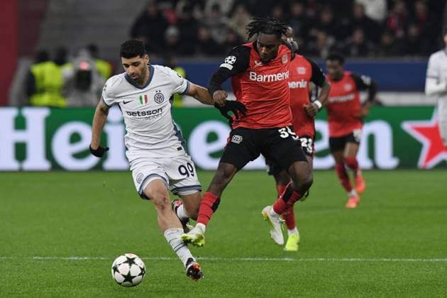 Jeremie Frimpong ( Bayer 04 Leverkusen ) im Zweikampf mit Mehdi Taremi ( Inter Mailand ). GER, Bayer 04 Leverkusen vs Inter Mailand, Fussball, UEFA Champions League, Ligaphase, Spielzeit 2024 2025, 10.12.2024 DFL REGULATIONS PROHIBIT ANY USE OF PHOTOGRAPHS AS IMAGE SEQUENCES AND OR QUASI-VIDEO GER, Bayer 04 Leverkusen vs Inter Mailand, Fussball, UEFA Champions League, Ligaphase, Spielzeit 2024 2025, 10.12.2024 Leverkusen Copyright: xEibner-Pressefoto ThomasxThienelx EP_TTL