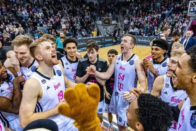 Sport Themen der Woche KW50 Sport Bilder des Tages Till Pape (Telekom Baskets Bonn, 19) feiert mit seinem Team den Sieg gegen VEF Riga Telekom Baskets Bonn vs. VEF Riga, Basketball, Champions League (BCL), 5. Spieltag Gruppenrunde, Gruppe E, 2024 2025, 10.12.2024 Telekom Baskets Bonn vs. VEF Riga, Basketball, Champions League (BCL), 5. Spieltag Gruppenrunde, Gruppe E, 2024 2025, 10.12.2024 Bonn *** Till Pape Telekom Baskets Bonn, 19 celebrates with his team the victory against VEF Riga Telekom Baskets Bonn vs VEF Riga, Basketball, Champions League BCL , 5 Matchday Group Round, Group E, 2024 2025, 10 12 2024 Telekom Baskets Bonn vs VEF Riga, Basketball, Champions League BCL , 5 Matchday Group Round, Group E, 2024 2025, 10 12 2024 Bonn Copyright: xEibner-Pressefoto GerhardxWingenderx EP_GWR