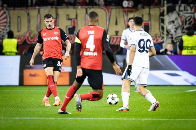UEFA Champions League, Bayer 04 Leverkusen - Inter Mailand; 10.12.2024 Granit Xhaka (Bayer 04 Leverkusen, 34) beim Passspiel; UEFA Champions League, Bayer 04 Leverkusen - Inter Mailand, Spieltag 6 am 10.12.2024 in der BayArena in Leverkusen. Copyright: xBEAUTIFULxSPORTS AxelxKohringx