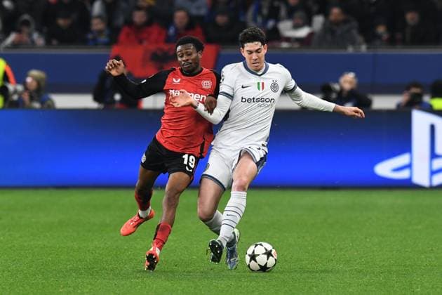 Nathan Tella ( Bayer 04 Leverkusen ) im Zweikampf mit Alessandro Bastoni ( Inter Mailand ). GER, Bayer 04 Leverkusen vs Inter Mailand, Fussball, UEFA Champions League, Ligaphase, Spielzeit 2024 2025, 10.12.2024 DFL REGULATIONS PROHIBIT ANY USE OF PHOTOGRAPHS AS IMAGE SEQUENCES AND OR QUASI-VIDEO GER, Bayer 04 Leverkusen vs Inter Mailand, Fussball, UEFA Champions League, Ligaphase, Spielzeit 2024 2025, 10.12.2024 Leverkusen Copyright: xEibner-Pressefoto ThomasxThienelx EP_TTL