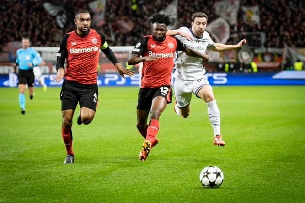 UEFA Champions League, Bayer 04 Leverkusen - Inter Mailand; 10.12.2024 Jonathan Tah (Bayer 04 Leverkusen, 4), Edmond Tapsoba (Bayer 04 Leverkusen, 12) und Carlos Augusto Zopolato Neves (Inter Mailand, 30) beim Laufduell; UEFA Champions League, Bayer 04 Leverkusen - Inter Mailand, Spieltag 6 am 10.12.2024 in der BayArena in Leverkusen. Copyright: xBEAUTIFULxSPORTS AxelxKohringx