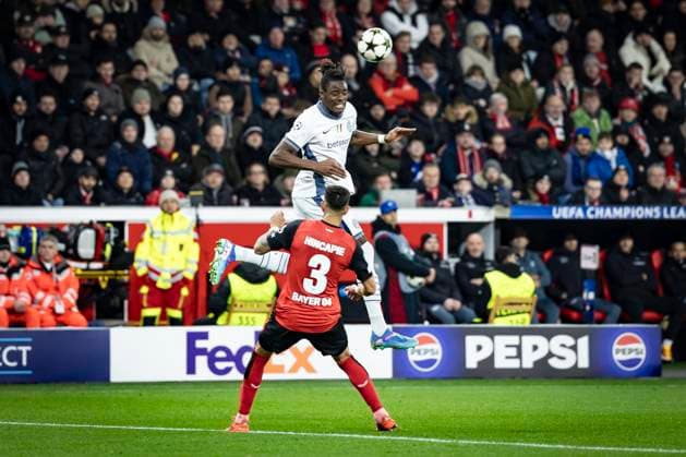 UEFA Champions League, Bayer 04 Leverkusen - Inter Mailand; 10.12.2024 Yann-Aurel Bisseck (Inter Mailand, 31) im Kopfballduell mit Piero Hincapie (Bayer 04 Leverkusen, 3); UEFA Champions League, Bayer 04 Leverkusen - Inter Mailand, Spieltag 6 am 10.12.2024 in der BayArena in Leverkusen. Copyright: xBEAUTIFULxSPORTS AxelxKohringx