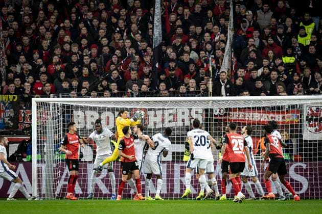 UEFA Champions League, Bayer 04 Leverkusen - Inter Mailand; 10.12.2024 Yann Sommer (Inter Mailand, 1) fängt den Ball nach einer Ecke sicher; UEFA Champions League, Bayer 04 Leverkusen - Inter Mailand, Spieltag 6 am 10.12.2024 in der BayArena in Leverkusen. Copyright: xBEAUTIFULxSPORTS AxelxKohringx