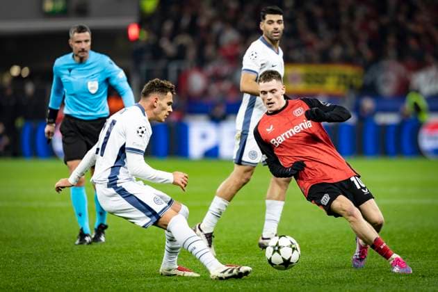 UEFA Champions League, Bayer 04 Leverkusen - Inter Mailand; 10.12.2024 Amine Adli (Bayer 04 Leverkusen, 21) am Ball gegen Kristjan Asllani (Inter Mailand, 21); UEFA Champions League, Bayer 04 Leverkusen - Inter Mailand, Spieltag 6 am 10.12.2024 in der BayArena in Leverkusen. Copyright: xBEAUTIFULxSPORTS AxelxKohringx