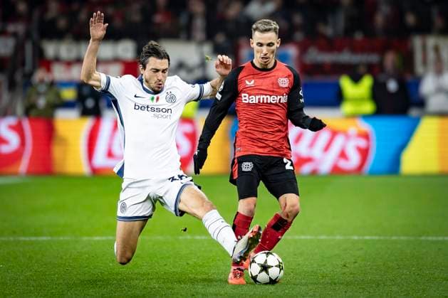 UEFA Champions League, Bayer 04 Leverkusen - Inter Mailand; 10.12.2024 Matteo Darmian (Inter Mailand, 36) grätscht Alejandro Grimaldo (Bayer 04 Leverkusen, 20) ab; UEFA Champions League, Bayer 04 Leverkusen - Inter Mailand, Spieltag 6 am 10.12.2024 in der BayArena in Leverkusen. Copyright: xBEAUTIFULxSPORTS AxelxKohringx