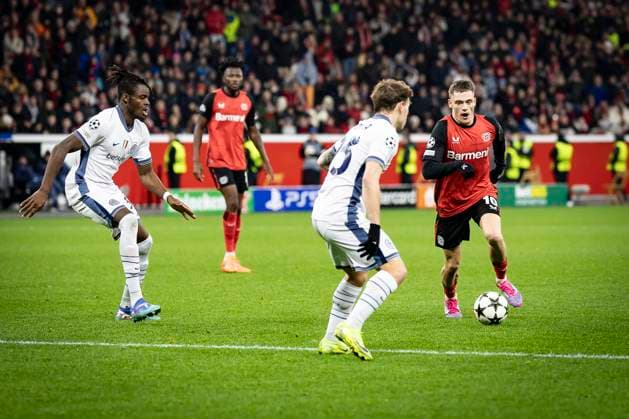 UEFA Champions League, Bayer 04 Leverkusen - Inter Mailand; 10.12.2024 Florian Wirtz (Bayer 04 Leverkusen, 10) nähert sich dem Strafraum, Nicolo Barella (Inter Mailand, 23) und ganz links Yann-Aurel Bisseck (Inter Mailand, 31) halten dagegen; UEFA Champions League, Bayer 04 Leverkusen - Inter Mailand, Spieltag 6 am 10.12.2024 in der BayArena in Leverkusen. Copyright: xBEAUTIFULxSPORTS AxelxKohringx