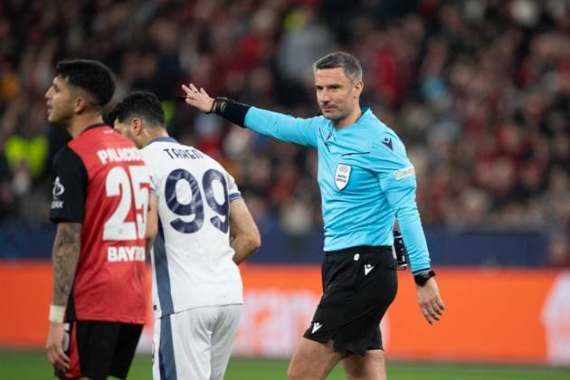 Schiedsrichter Slavko VINCIC (SVN) Gestik, gestikuliert, Fussball Champions League, 6. Spieltag, Bayer 04 Leverkusen (LEV) - Inter Mailand (Inter) 1:0 am 10.12.2024 in Leverkusen Deutschland. UEFA regulations prohibit any use of photographs as image sequences and or quasi-video Â