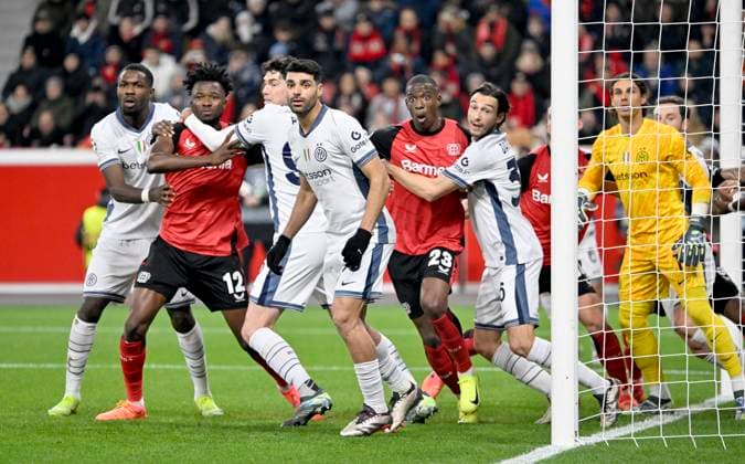 BayArena Leverkusen, 10.12.2024, Fussball: UEFA Champions League Saison 2024 25 6. Spieltag, Bayer 04 Leverkusen (B04) vs. Inter Mailand (INT) Gerangel im Strafraum beim Eckball, v.li.: Marcus Thuram (INT), Edmond Tapsoba (B04), Alessandro Bastoni (INT),Mehdi Taremi (INT), Nordi Mukiele (B04),Matteo Darmian (INT), TW Yann Sommer (INT)