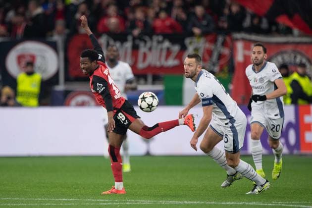 Nathan TELLA (LEV) und Stefan DE VRIJ (Inter) Aktion, Zweikampf, Fussball Champions League, 6. Spieltag, Bayer 04 Leverkusen (LEV) - Inter Mailand (Inter) 1:0 am 10.12.2024 in Leverkusen Deutschland. UEFA regulations prohibit any use of photographs as image sequences and or quasi-video Â